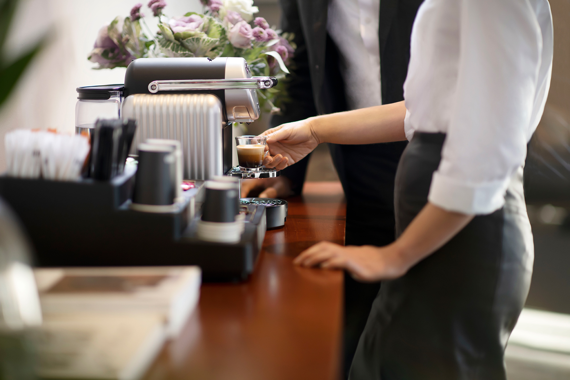 HS_CustomerReception_Zenius_WomanMakingCoffee